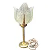 Foto de um(a) Abajur de mesa com pétalas em Murano, da categoria de Abajures. O Abajur de Pétalas é uma peça encantadora. Feito em cristal de murano e sua base em metal oferece estabilidade, esse abajur... Vendido no marketplace Trésors.