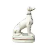 Foto de um(a) Escultura Portuguesa - Cachorro, da categoria de Escultura. Elaborada em Porcelana Portuguesa, esta escultura de um Cachorro Galgo exibe uma textura craquelada que lhe confere... Vendido no marketplace Trésors.