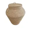 Foto de um(a) Cesto com tampa - 44 cm, da categoria de Cestos e Caixas. Cesto com design de pote com tampa feito artesanalmente com fibra de taboa trançada. Vendido no marketplace Trésors.