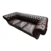 Foto de um(a) Conjunto Chesterfield Marrom, da categoria de Sofás. Sofá Chesterfield para três lugares, puff e par de poltronas estofado em couro natural marrom e encosto em capitoné. Com... Vendido no marketplace Trésors.