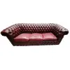 Foto de um(a) ​Sofá Chesterfield vermelho, da categoria de Sofás. Sofá Chesterfield para quatro lugares e par de poltronas estofado em couro natural vermelho e encosto em capitoné. Com... Vendido no marketplace Trésors.