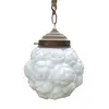Foto de um(a) ​Luminária ​branca flores de opalina, da categoria de Pendentes. Luminária branca flores de opalina, pendente repolho - com corrente.Dimensões: Altura 23cm x largura 20cm x profundidade 20cm. Vendido no marketplace Trésors.