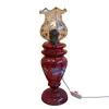 Foto de um(a) Abajur de mesa em vidro vermelho, da categoria de Abajures. Luminária americana antiga, em vidro vermelho com desenhos à mão. Formato no estilo lamparina, com 03 partes: base, bocal e... Vendido no marketplace Trésors.