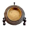 Foto de um(a) Prato de altar Indiano em metal trabalhado, da categoria de Outros objetos decorativos. Antigo prato de altar Indiano em metal dourado trabalhado. Mede 21 cm de diâmetro x 4 cm de altura. Vendido no marketplace Trésors.