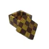 Foto de um(a) Caixinha decorativa formato cubo quadriculado, da categoria de Cestos e Caixas. Caixinha decorativa em formato de cubo, madeira com malha quadriculada em dois tons. Mede 5x6x6cm. Vendido no marketplace Trésors.