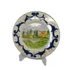 Foto de um(a) Prato decorativo em cerâmica pintada à mão, da categoria de Pratos Decorativos. Prato decorativo em cerâmica pintada à mão, para pendurar na parede (acompanha o suporte traseiro). Paisagem bucólica da... Vendido no marketplace Trésors.