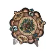 Foto de um(a) Prato decorativo português (ou fruteira/centro de mesa), da categoria de Centro de mesa. Prato decorativo (ou fruteira/centro de mesa), em cerâmica Portuguesa pintada à mão, datado de 1953. Mede A: 5CM D: 35CM. Vendido no marketplace Trésors.