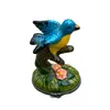 Foto de um(a) Porta Pílula Passarinho Encantador, da categoria de Garrafas, potes e jarros. Descubra o encanto da Porta Pílula Passarinho! Com sua medida de altura de 8,5 cm e em ótimo estado, este item é um... Vendido no marketplace Trésors.