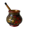 Foto de um(a) Recipiente Artesanal Khokhloma com Colher Russa - Pequeno Defeito Interno e Quebrado na Ponta da Colher, da categoria de Garrafas, potes e jarros. Peça artesanalmente produzida com a técnica tradicional Khokhloma, este recipiente de madeira é uma obra única e autêntica.... Vendido no marketplace Trésors.