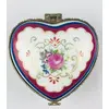 Foto de um(a) Porta-jóias em formato de coração, da categoria de Porta-Jóias. Porta-jóias em porcelana branca no formato de coração com flores em policromia e metal dourado. Mede 7cm de diâmetro,... Vendido no marketplace Trésors.