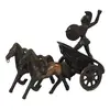 Foto de um(a) Biga romana com gladiador, da categoria de Escultura. Sólida biga romana com gladiador em metal cobreado, todo articulado. Peça muito bonita e original. Medidas 13A x 18C x 9L.... Vendido no marketplace Trésors.