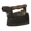 Foto de um(a) Brinquedo de ferro para passar roupas, da categoria de Outros objetos decorativos. Antigo brinquedo de ferro para passar roupa. Feito em ferro com pegador em madeira torneada. Reprodução fiel de um para uso.... Vendido no marketplace Trésors.