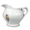 Foto de um(a) Cremeira em Porcelana Real S.paulo, da categoria de Outros utensílios para servir. CREMEIRA EM PORCELANA BRANCA DA MANUFATURA REAL S.PAULO COM FLORES EM POLICROMIA E FILETES DOURADOS. APRESENTA MÍNIMOS... Vendido no marketplace Trésors.