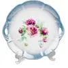 Foto de um(a) Prato Para Bolo Em Porcelana Alemã Kahla, da categoria de Pratos Decorativos. ANTIGO PRATO EM PORCELANA ALEMÃ KAHLA COM BARRADO AZUL E FLORES EM POLICR0MIA. APRESENTA DESGASTE DO TEMPO, PEGAS LATERAIS... Vendido no marketplace Trésors.