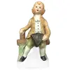 Foto de um(a) Escultura de biscuit - Menino sentado, da categoria de Escultura. DELICADO MENINO EM BISCUIT EM POLICROMIA SENTADO EM UM TROCO DE MADEIRA. EM BOM ESTADO DE CONSERVAÇÃO. Vendido no marketplace Trésors.