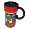 Foto de um(a) Caneca em porcelana, da categoria de Canecas. Caneca em porcelana com figura de peixes (pintura estilo Romero Britto), mede 16cm de altura. Em bom estado. Vendido no marketplace Trésors.