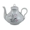 Foto de um(a) Bule para chá em porcelana Saler, da categoria de Bules. BULE PARA CHÁ BOJUDO EM PORCELANA BRANCA DA MANUFATURA SALER COM DETALHES EM FLORAL EM POLICROMIA, POSSUI FRIZOS DOURADOS E... Vendido no marketplace Trésors.