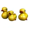 Foto de um(a) Trio de patos Em Porcelana, da categoria de Acessórios para casa. TRIO DE PATOS EM PORCELANA COM COR PREDOMINANTE EM AMARELO PINTADO A MÃO, POSSUI QUADRICULADOS EM PORCELANA. COM PEQUENAS... Vendido no marketplace Trésors.