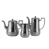 Foto de um(a) Trio remanescentes jogo de chá/café, da categoria de Bules. Trio remanescente de Inox, com trabalho de floral na borda de cada um deles, a pega lateral é trabalhado com guirlandas,... Vendido no marketplace Trésors.