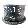 Foto de um(a) Porta garrafas, da categoria de Porta-copos para vinho. PORTA GARRAFAS EM METAL COM DECORAÇÕES VAZADAS SOBRE BASE COM ASSENTE EM TRÊS PÉS. MEDE 9CM ALTURA X 11,5CM DIÂMETRO.... Vendido no marketplace Trésors.