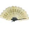 Foto de um(a) Leque com decorações em dourado, da categoria de Outros objetos decorativos. Antigo leque com decoração em dourado mede aberto cerca de 40cm de comprimento. Apresenta marcas do tempo. Em bom estado de... Vendido no marketplace Trésors.