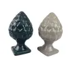 Foto de um(a) Par de pinhas decorativas em porcelana, da categoria de Outros objetos decorativos. Par de pinhas decorativas em porcelana medindo aproximadamente 14cm altura x 7cm largura (base). Em bom estado de... Vendido no marketplace Trésors.