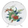 Foto de um(a) Antigo prato decorativo em porcelana chinesa, da categoria de Pratos Decorativos. PRATO DECORATIVO EM PORCELANA BRANCA PARA PAREDE COM FIGURA DE PAVÕES EM POLICROMIA E BORDA COM FILETES DOURADOS. ACOMPANHA... Vendido no marketplace Trésors.