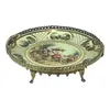 Foto de um(a) Centro de mesa com prato decorado com cenas galantes, da categoria de Centro de mesa. Centro de mesa com prato de porcelana sustentado por suporte em bronze. Prato em porcelana creme decorado com cena galante... Vendido no marketplace Trésors.