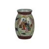 Foto de um(a) Vaso chinês em porcelana, da categoria de Vasos. Vaso chinês pintado a mãe, com cenas do cotidiano. Em bom estado de conservação. Vendido no marketplace Trésors.