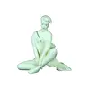 Foto de um(a) Estatueta de louça representando bailarina, da categoria de Modelos e estatuetas. Escultura em louça representando bailarina sentada na tonalidade bege com filetes dourados. Bem expressiva, com mínimo... Vendido no marketplace Trésors.