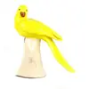 Foto de um(a) Escultura em porcelana na figura de ave amarela, da categoria de Escultura. Figura em porcelana de ave na cor amarela pousada sobre tronco creme. Bonita, mede 22A x 25 cm de comprimento. Mínimos,... Vendido no marketplace Trésors.