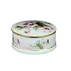 Foto de um(a) Porta joia de porcelana pintada à mão com flores, da categoria de Porta-Jóias. Porta joia em porcelana branca pintada a mão com flores em policromia e filete dourado, possui manufatura inelegível (Dentro... Vendido no marketplace Trésors.