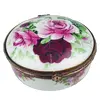 Foto de um(a) Porta-jóias floral, da categoria de Porta-Jóias. Delicado porta-jóia em porcelana branca (manufatura não identificada) com motivo floral em policromia e bordas na cor... Vendido no marketplace Trésors.