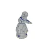 Foto de um(a) Menina violistana - pequena escultura em porcelana azul e branca, da categoria de Escultura. Pequena escultura em porcelana azul e branca, retratando menina violinista de vestido. Mede C: 6cm L: 6cm A: 10cm. Vendido no marketplace Trésors.