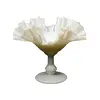 Foto de um(a) Fruteira em opalina na cor creme/off white, da categoria de Centro de mesa. Opalina, pode ser centro de mesa, fruteira, uveira. decoração bico de jaca e bordas moldadas. Altura: 16cm; Diâmetro: 20cm. Vendido no marketplace Trésors.