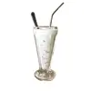 Foto de um(a) Taça Retrô de Milkshake Grandes e Resistentes, da categoria de Taças. Encontre a sua taça perfeita com nossas Taças de Milkshake Retrô! Peças enormes e super pesadas, garantindo uma resistência... Vendido no marketplace Trésors.