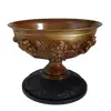 Foto de um(a) Pequeno vaso tazza em bronze fundido, da categoria de Vasos. Pequeno vaso tazza em bronze fundido em cera perdida com lindo trabalho figurativo.Qualidade da fundição excelente.Base em... Vendido no marketplace Trésors.