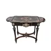 Foto de um(a) Antiga mesa francesa machetada com apliques de bronze, da categoria de Mesas laterais. Espetacular mesa de apoio (Poudreuse) de excelente qualidade com incrivel trabalho de marchetaria e apliques em bronze... Vendido no marketplace Trésors.