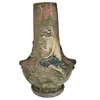 Foto de um(a) Antigo Vaso Estilo E Período Art Noveau Em Terracota, da categoria de Vasos. Antigo vaso estilo e período art noveau em terracota assinado August Otto fabricada por Johann Maresch .August Otto era... Vendido no marketplace Trésors.