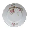 Foto de um(a) Antiguidade prato raso em porcelana Limoges, da categoria de Pratos Decorativos. Prato raso em fina porcelana francesa Limoges com rica decoração floral. França século XIX. 21,5 cm de diâmetro. Vendido no marketplace Trésors.