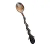 Foto de um(a) Colher pequena para café em prata 900, da categoria de Colheres. Colherzinha de café em prata 900, com cabo trabalhado estilo folhas e pedra preta na ponta. Mede 9cm e pesa 8g. Vendido no marketplace Trésors.