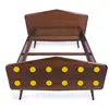 Foto de um(a) Cama móveis Cimo - Mod. 6.230, da categoria de Camas. Cama de solteiro modelo 6.230 toda em imbuia maciça com detalhes em plavinil amarelo com textura que imita o couro, estado... Vendido no marketplace Trésors.