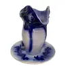 Foto de um(a) Conjunto de jarra e prato em faiança alemã art nouveau, da categoria de Jarros. Perfeito conjunto de jarra e prato em faiança alemã art nouveau em azul cobalto medindo 38A x 35L e prato com 35Ø. Vendido no marketplace Trésors.