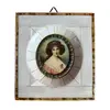 Foto de um(a) Mini retrato - Pintura à mão com moldura marfim, da categoria de Molduras para quadros. Mini retrato pintura à mão, moldura em marfim confeccionado com antigas teclas de piano, detalhe mais escuro em tortoise ou... Vendido no marketplace Trésors.