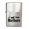Foto de um(a) Raro Isqueiro Zippo Marlboro Black Mountains 1999 Usa Fluído (Usado), da categoria de Isqueiros e isqueiros. Raro Isqueiro Americano Zippo, Modelo Marlboro Black Mountains. Ano 1999 (J XV). Item original adquirido de coleção... Vendido no marketplace Trésors.