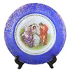 Foto de um(a) Prato ornamental em porcelana branca - Angelica Kauffman, da categoria de Pratos Decorativos. PORCELANAS / CERÂMICAS- Prato ornamental em porcelana branca, com farto barrado azul e arabescos em douração, na caldeira... Vendido no marketplace Trésors.