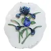 Foto de um(a) IRIS XIPHUIM - Placa decorativa em cerâmica branca com motivo floral, da categoria de Placas. PORCELANAS / CERÂMICAS- Placa decorativa em cerâmica branca com motivo floral em azul e verde, assinada IRIS XIPHUIM.... Vendido no marketplace Trésors.