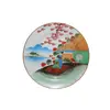 Foto de um(a) Prato chinês em porcelana branca com decorações do cotidiano pintado á mão, da categoria de Pratos Decorativos. Prato chinês em porcelana branca com decorações do cotidiano pintado á mão. Mede 26cm de diâmetro, em bom estado. Vendido no marketplace Trésors.