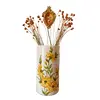Foto de um(a) Vaso Weiss com tema floral, da categoria de Vasos. Flores amarelas que refletem a energia do verão. - Vaso de cerâmica Weiss: Contém um pequeno bicado na base como mostra a... Vendido no marketplace Trésors.