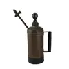 Foto de um(a) Antigo pulverizador de cobre com base em ferro e cabos em madeira, da categoria de Outros objetos decorativos. Antigo pulverizador de cobre com base em ferro e cabos em madeira. Mede: 36 A x 13 cm de diâmetro. Peça com algumas mossas,... Vendido no marketplace Trésors.